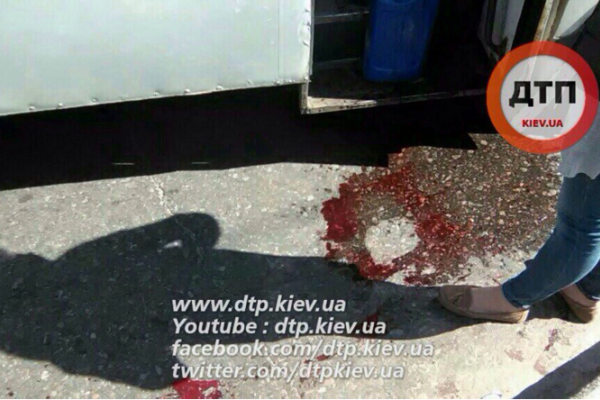 В Киеве конфликт водителей маршруток перерос в поножовщину В Киеве конфликт водителей маршруток перерос в поножовщину