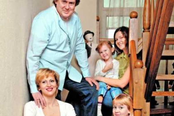 Сыновья Стоянова отреклись от звездного отца и сменили фамилию и отчество