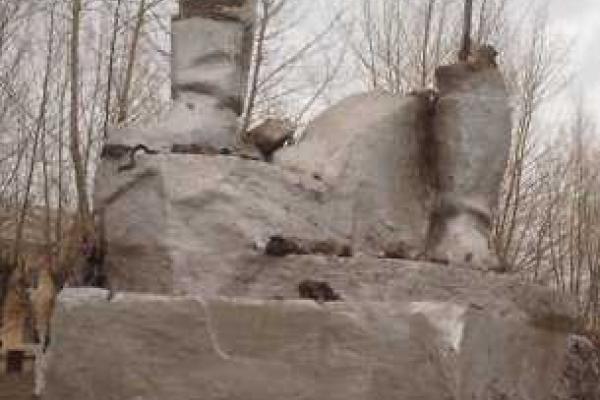 Накануне Дня Победы в России рухнул памятник советским воинам