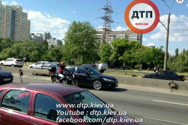 В Киеве в результате ДТП перевернулся автомобиль, есть пострадавшие