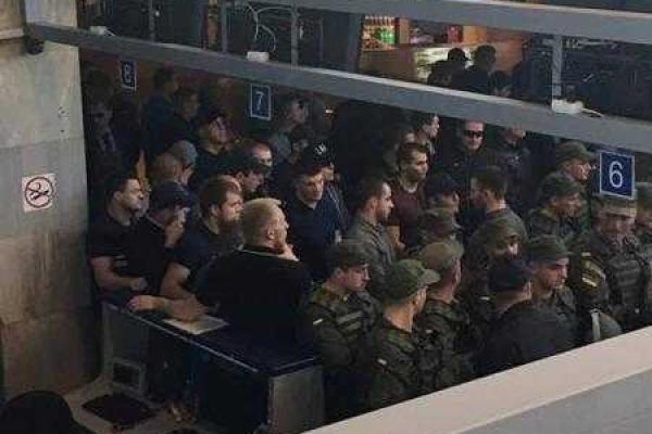 В Одессе активисты заблокировали аэропорт из-за приезда Юрия Бойко В Одессе активисты заблокировали аэропорт из-за приезда Юрия Бойко