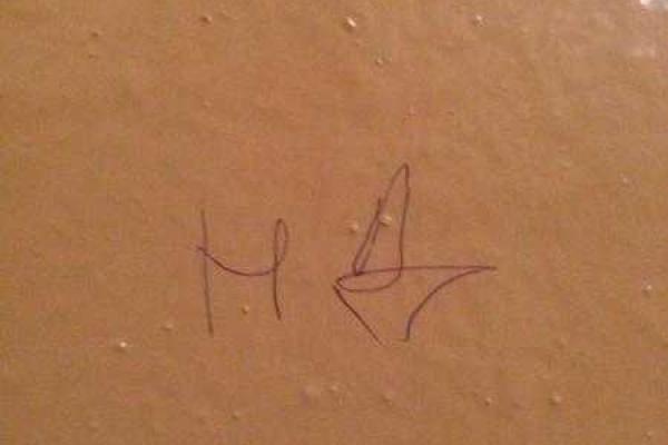 Воры в Киеве начали отмечать квартиры странными сокращениями Воры в Киеве начали отмечать квартиры странными сокращениями