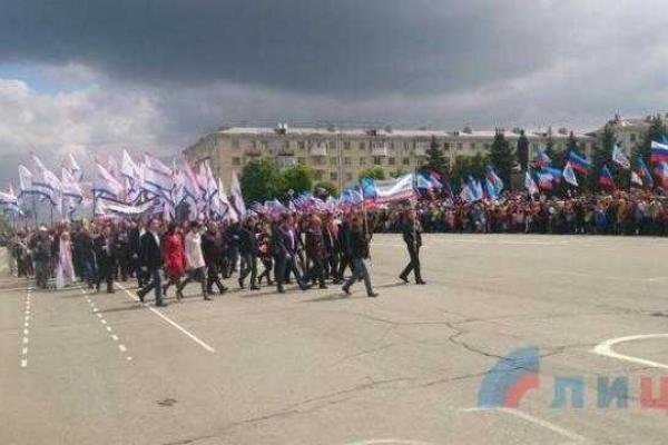 В Донецке и Луганске прошли первомайские демонстрации "в лучших советских традициях" В Донецке и Луганске прошли первомайские демонстрации "в лучших советских традициях"