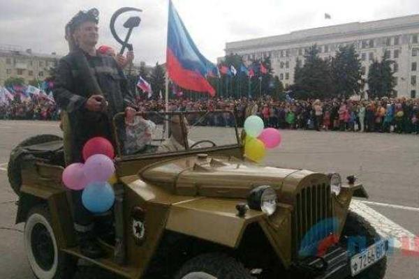 В Донецке и Луганске прошли первомайские демонстрации "в лучших советских традициях" В Донецке и Луганске прошли первомайские демонстрации "в лучших советских традициях"