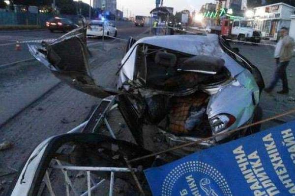 ДТП во Львове: пьяный водитель снес дорожный знак ДТП во Львове: пьяный водитель снес дорожный знак