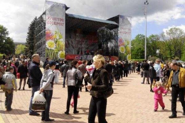 Как проходит Пасха в Донецке: русские народные песни и очередь за бесплатным куличом Как проходит Пасха в Донецке: русские народные песни и очередь за бесплатным куличом