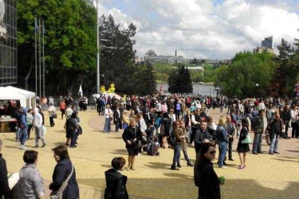 Как проходит Пасха в Донецке: русские народные песни и очередь за бесплатным куличом Как проходит Пасха в Донецке: русские народные песни и очередь за бесплатным куличом