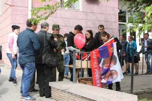 На «парады» в Донецке и Луганске террористы пригнали запрещенное оружие