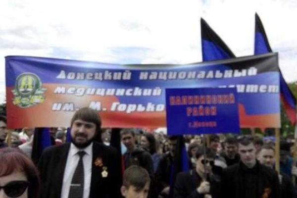 На «парады» в Донецке и Луганске террористы пригнали запрещенное оружие