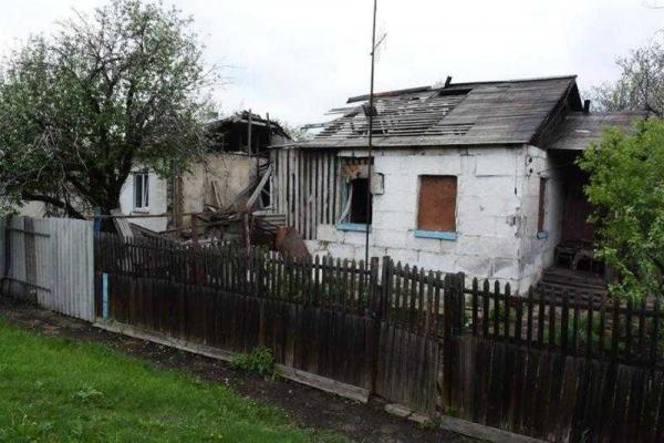 В полностью разрушенном поселке на Донетчине продолжают жить люди