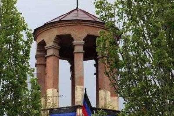 Горловка готовится к празднику: город "пестрит" символикой "ДНР"