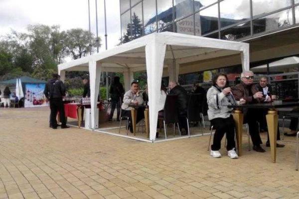 Как проходит Пасха в Донецке: русские народные песни и очередь за бесплатным куличом Как проходит Пасха в Донецке: русские народные песни и очередь за бесплатным куличом