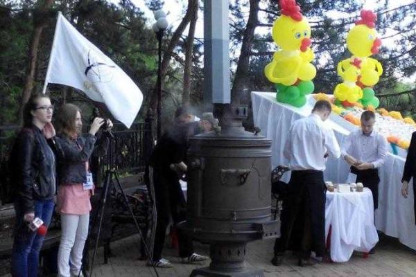 Как проходит Пасха в Донецке: русские народные песни и очередь за бесплатным куличом Как проходит Пасха в Донецке: русские народные песни и очередь за бесплатным куличом