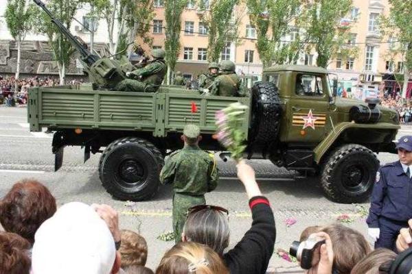 На «парады» в Донецке и Луганске террористы пригнали запрещенное оружие