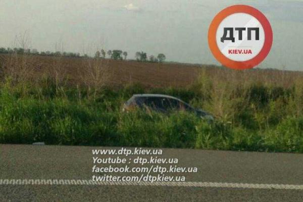ДТП под Киевом: одно авто - на крыше, другое - в поле
