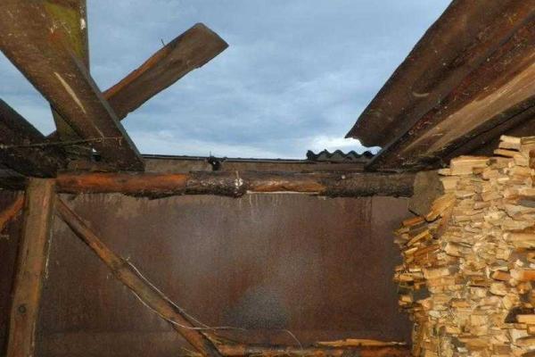 По Луганщине пронесся ураган: повреждены десятки домов По Луганщине пронесся ураган: повреждены десятки домов
