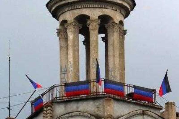 Горловка готовится к празднику: город "пестрит" символикой "ДНР"