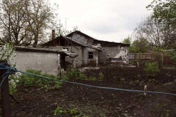 В полностью разрушенном поселке на Донетчине продолжают жить люди