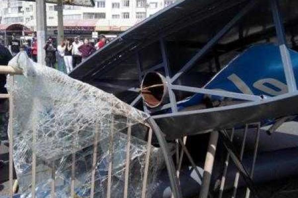 В Луцке рекламный щит упал на маршрутку с людьми