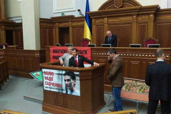 "Радикалы" принесли в Раду раскладушки для блокирования трибуны "Радикалы" принесли в Раду раскладушки для блокирования трибуны