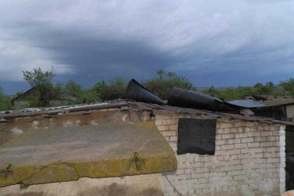 По Луганщине пронесся ураган: повреждены десятки домов По Луганщине пронесся ураган: повреждены десятки домов