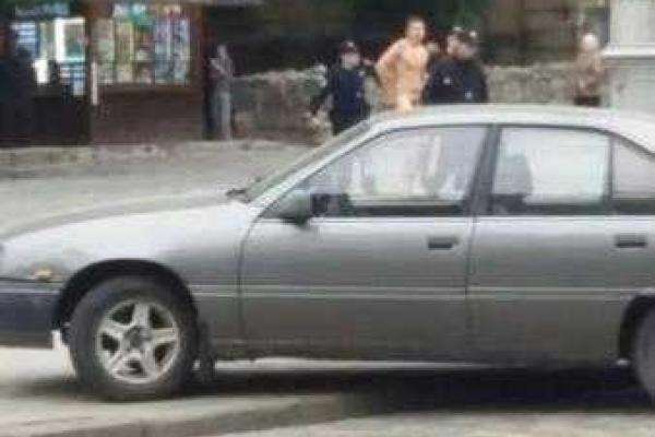 Во Львове по центру города гулял обнаженный мужчина (18+) Во Львове по центру города гулял обнаженный мужчина (18+)