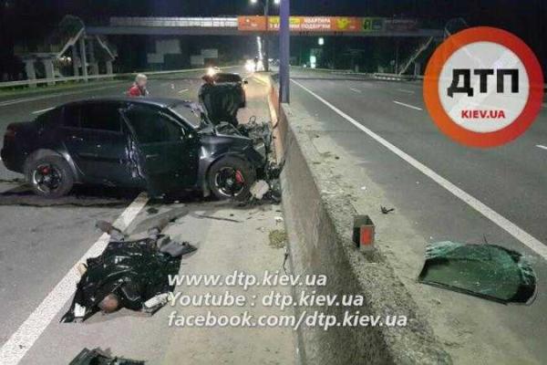 Под Киевом автомобиль влетел в бетонный отбойник: погибли двое парней Под Киевом автомобиль влетел в бетонный отбойник: погибли двое парней