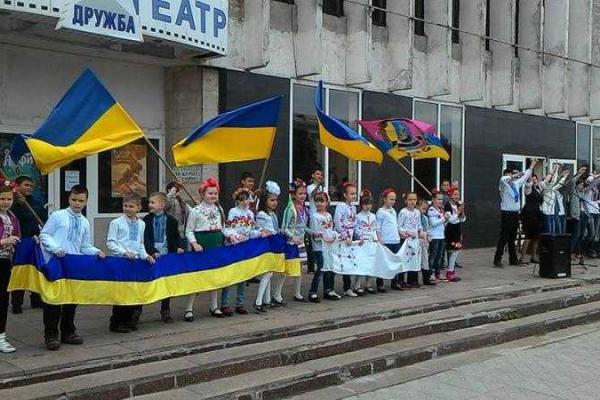 В прифронтовом Лисичанске прошел марш вышиванок В прифронтовом Лисичанске прошел марш вышиванок
