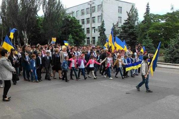В прифронтовом Лисичанске прошел марш вышиванок В прифронтовом Лисичанске прошел марш вышиванок