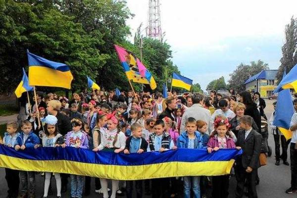 В прифронтовом Лисичанске прошел марш вышиванок В прифронтовом Лисичанске прошел марш вышиванок