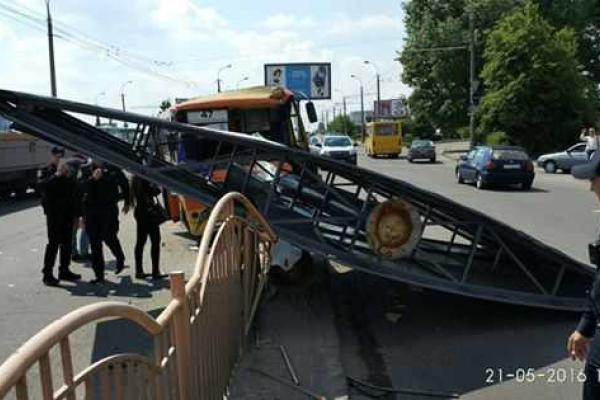 В Луцке рекламный щит упал на маршрутку с людьми
