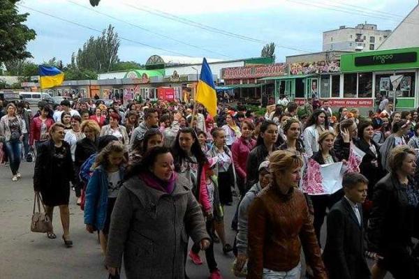 В прифронтовом Лисичанске прошел марш вышиванок В прифронтовом Лисичанске прошел марш вышиванок
