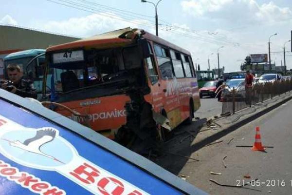 В Луцке рекламный щит упал на маршрутку с людьми