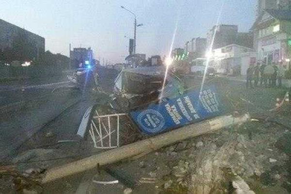 ДТП во Львове: пьяный водитель снес дорожный знак ДТП во Львове: пьяный водитель снес дорожный знак