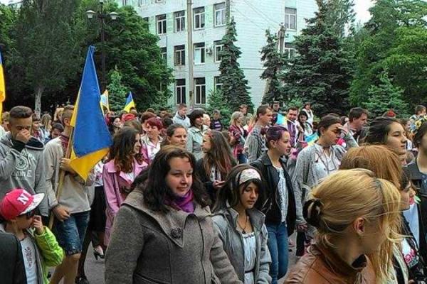 В прифронтовом Лисичанске прошел марш вышиванок В прифронтовом Лисичанске прошел марш вышиванок