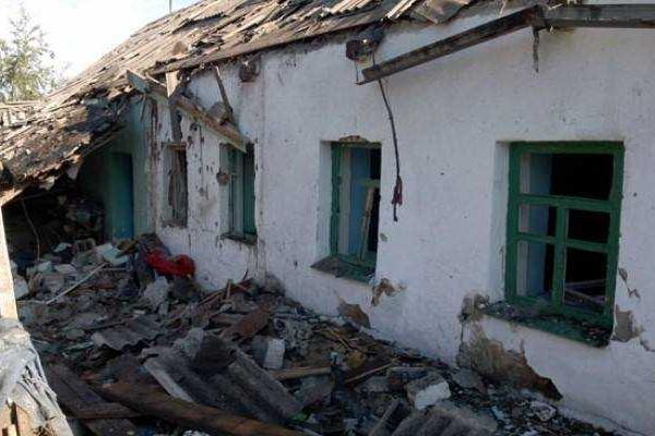 Ночной обстрел Авдеевки: в сети появились снимки разрушенных домов