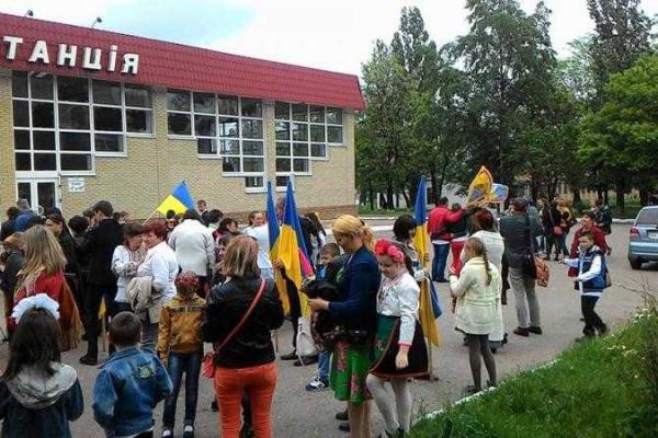 В прифронтовом Лисичанске прошел марш вышиванок В прифронтовом Лисичанске прошел марш вышиванок