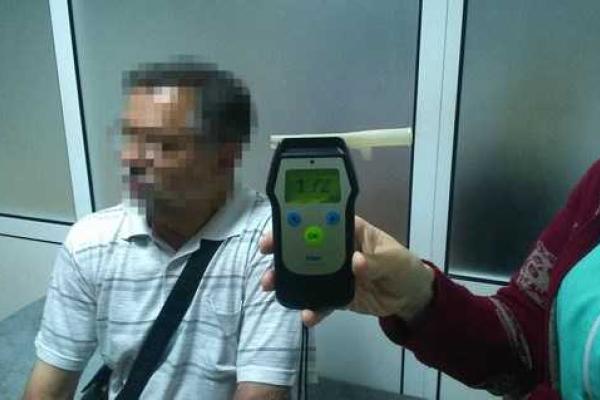 ДТП на Луганщине: пьяный водитель врезался в автомобиль патрульной полиции ДТП на Луганщине: пьяный водитель врезался в автомобиль патрульной полиции