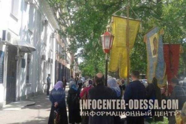 В Одессе православные бабушки протестуют против паспортных карт В Одессе православные бабушки протестуют против паспортных карт
