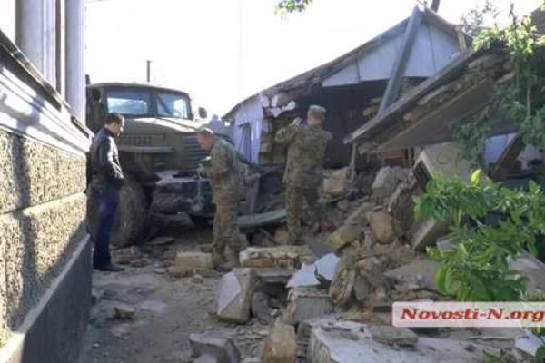 В Николаеве пьяный военный на «Урале» разнес частный двор В Николаеве пьяный военный на «Урале» разнес частный двор