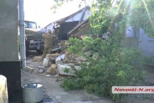 В Николаеве пьяный военный на «Урале» разнес частный двор В Николаеве пьяный военный на «Урале» разнес частный двор