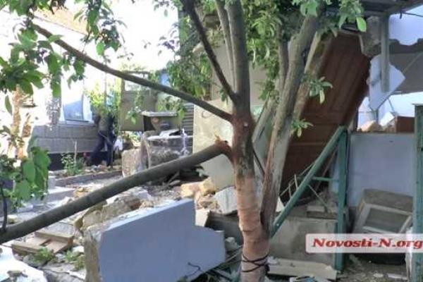 В Николаеве пьяный военный на «Урале» разнес частный двор В Николаеве пьяный военный на «Урале» разнес частный двор