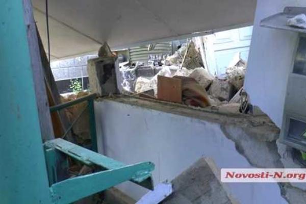 В Николаеве пьяный военный на «Урале» разнес частный двор В Николаеве пьяный военный на «Урале» разнес частный двор