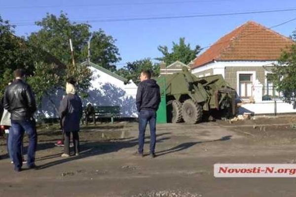 В Николаеве пьяный военный на «Урале» разнес частный двор В Николаеве пьяный военный на «Урале» разнес частный двор