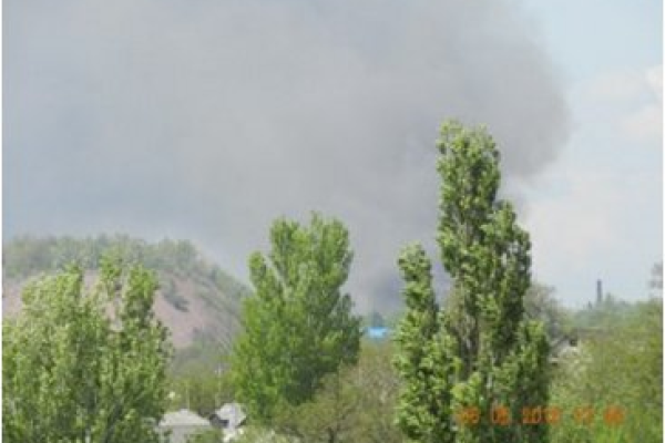 Над Донецком поднялся столб дыма: горит мебельный цех Над Донецком поднялся столб дыма: горит мебельный цех