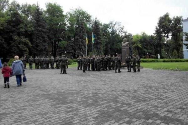 В Краматорске ждут Порошенко: с метлами и военной техникой