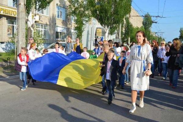 В Северодонецке образовали "живую" вышиванку 