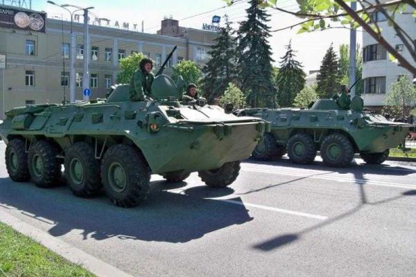 Центр Донецка заполонили танки