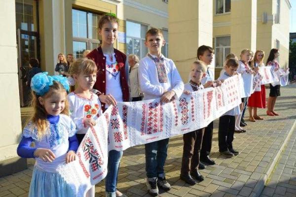В Северодонецке образовали "живую" вышиванку 