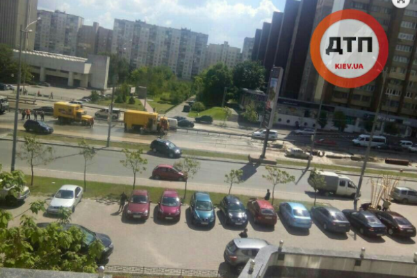 В Киеве большой потоп: на Голосеевском провалился асфальт и прорвало трубу В Киеве большой потоп: на Голосеевском провалился асфальт и прорвало трубу